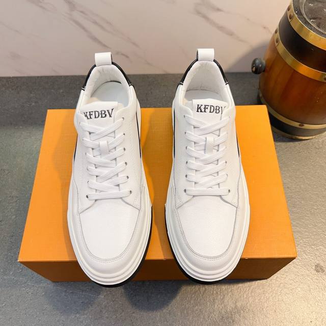 Gucci 古奇2024经典款gucci男士时尚简约大方纯色鞋系列休闲便鞋！官网1：1打造 抢先上市，材料做工完胜市场所有版本 最高品质出货头层牛皮配进口原版材