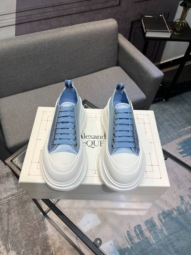 专柜最新上新顶级高端版本alexander Mcqueen 亚历山大麦昆 最新款 阔型运动鞋小白鞋休闲鞋新色！后尾巴真的是太有特色太好看了，一眼爱！顶级版本！这