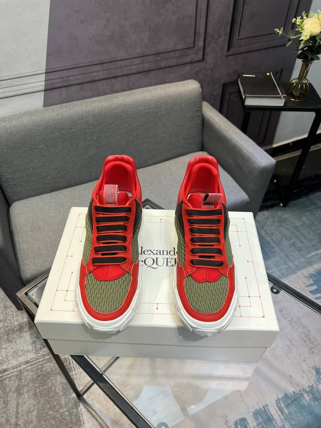 专柜最新上新顶级高端版本alexander Mcqueen 亚历山大麦昆 最新款 阔型运动鞋小白鞋休闲鞋新色！后尾巴真的是太有特色太好看了，一眼爱！顶级版本！这