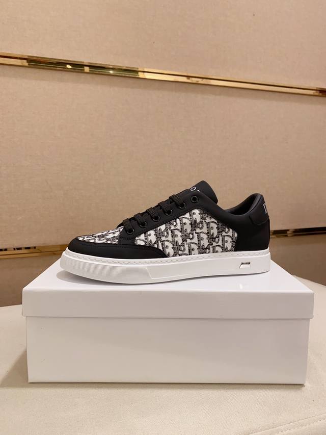 工厂价: 迪奥 Dior 新款休闲运动风男鞋，全新春夏季款设计，完美做工，系带懒人款打造装柜品质，鞋面：进口头层牛皮，羊皮内里柔软舒适，超轻tpu耐磨大底、简约