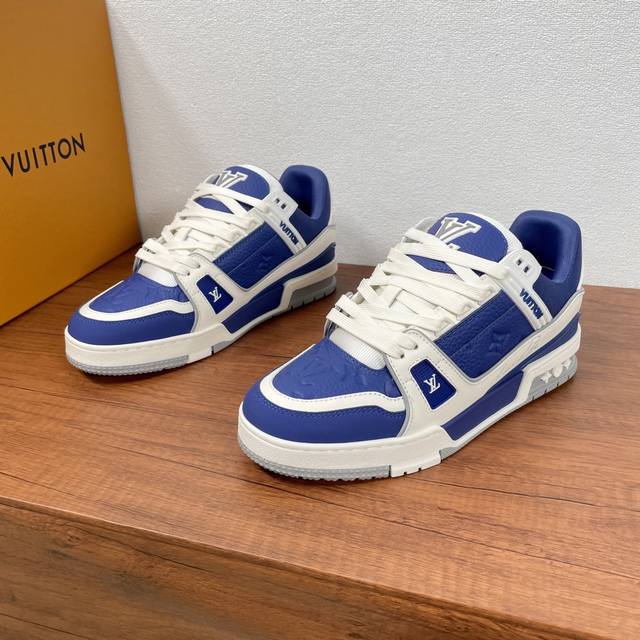 编码：新款lv Trainer 男士运动鞋出货本款 Lv Trainer运动鞋选用粒面牛皮革演绎复古篮球鞋的灵感启发，再以明丽色调道出lv Colormania