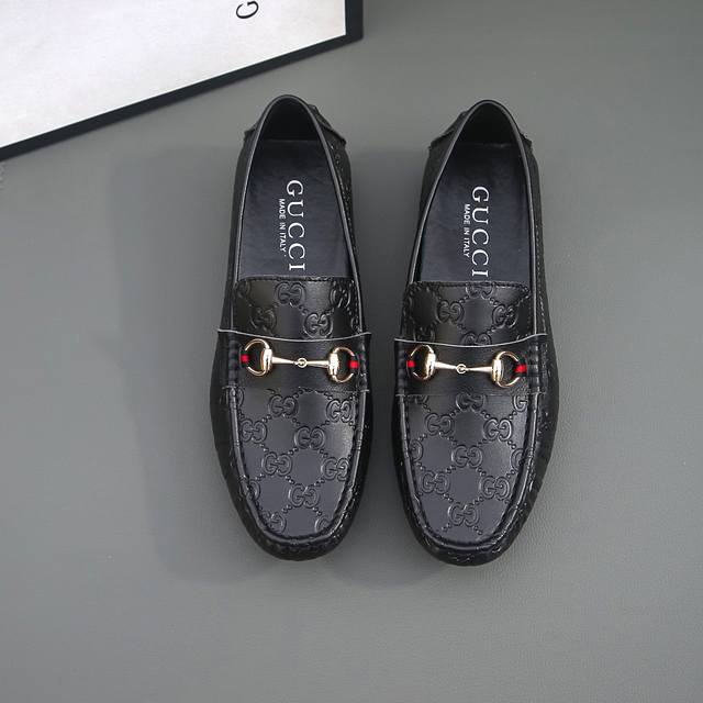 实价 ，品牌gucci，古奇官方同步豆豆鞋～四季潮鞋 专柜品质，古奇1:1优质做工，鞋面:进口牛皮、全真羊里，时尚懒人商务风设计，休闲乐福款，系带，跑步鞋青年人