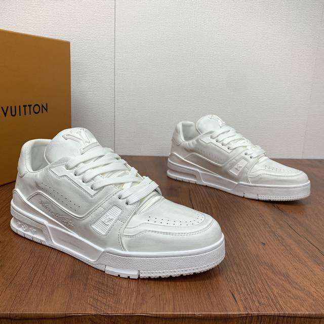 编码：驴家 做旧款新配色 Trainer运动鞋本款 Lv Trainer 运动鞋取材柔软小牛皮，呈现纯净色调，擦色做旧工艺，复古感十足，紧跟潮流前线，备受嘻哈，
