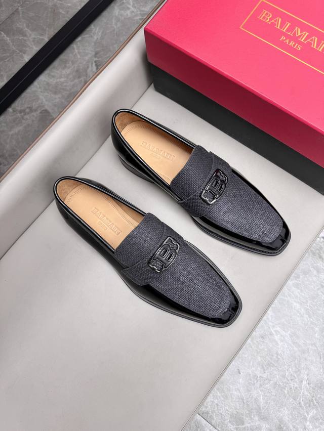 Balmain巴尔曼商务皮鞋采用进口开牛皮面料，搭配真皮鞋底，鞋垫、鞋垫均有专属标志，牛皮内里让鞋子穿在脚上时尚又舒适码数：39-44，38.45.46定制不退