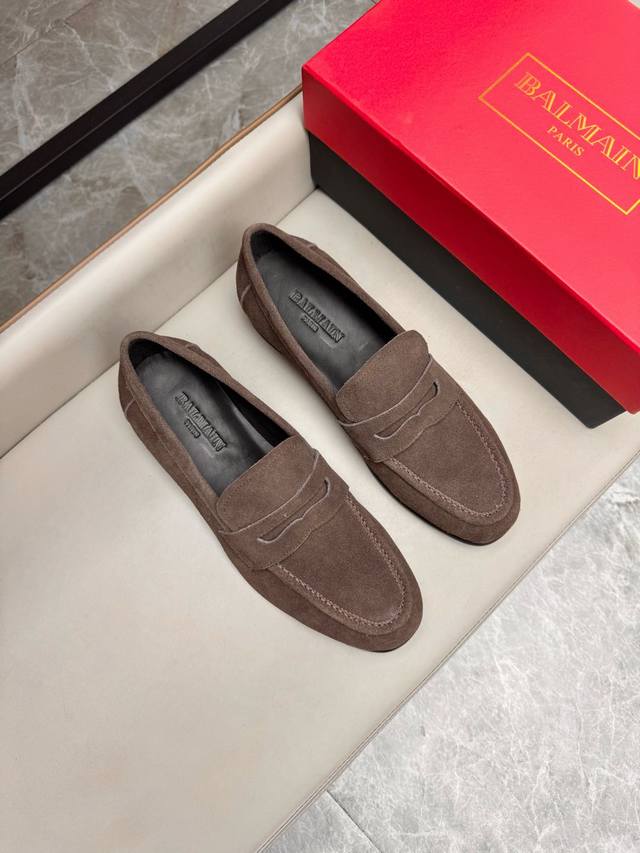 Balmain巴尔曼商务皮鞋采用进口反绒牛皮面料，搭配真皮鞋底，鞋垫、鞋垫均有专属标志，牛皮内里让鞋子穿在脚上时尚又舒适码数：39-44，38.45.46定制不