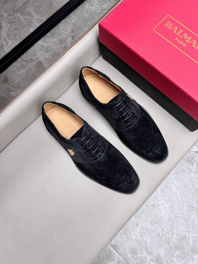 Balmain巴尔曼商务皮鞋采用进口反绒牛皮面料，搭配真皮鞋底，鞋垫、鞋垫均有专属标志，牛皮内里让鞋子穿在脚上时尚又舒适码数：39-44，38.45.46定制不