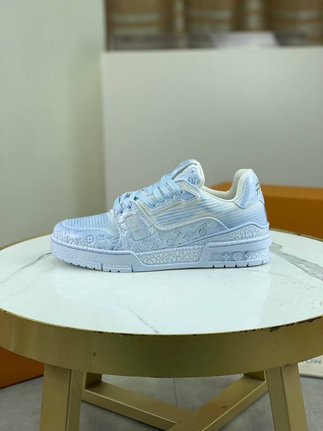 工厂价 顶级版本 Louis Vuitton 情侣款 专柜系列 原单 新款lv路易威登 顶级版本 Lv经典高帮潮鞋！选用进口原版小牛皮 水染牛皮内里.原版耐磨轻