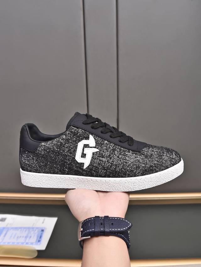 纪梵希 Givenchy 低帮 标准码：38-44； 45 46 可以定做 等级：官网同款 原单品质材料：原版小牛皮，搭配原版水染羊皮内里牛皮乳胶鞋垫 ，原版防