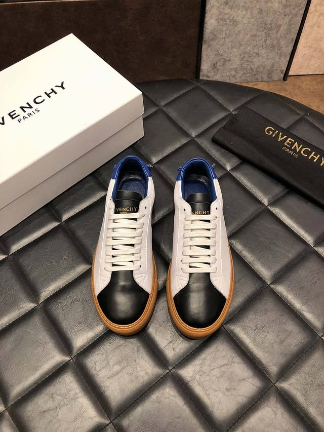 实价 Givenchy纪梵希新款，市面最高版本鞋面原材料进口牛皮料、时尚休闲半拖两穿、原版大底开模 意大利进口水染羊皮内里 每一位男士的身份衬托，上脚大气稳重高