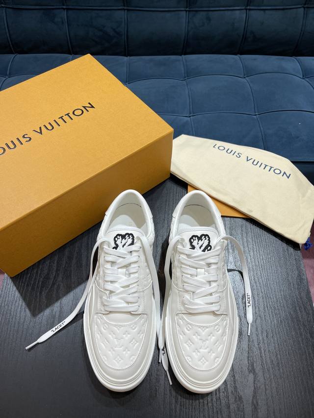 实价 L 本款 Lv Ollie 运动鞋为丹宁布铺陈大号 Damier 图案，搭配双鞋带和牛皮革饰边 Monogram 花卉点缀橡胶外底，手写体路易威登标识栖身