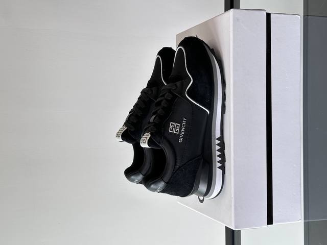 实价 Gv *Y～全新giv 1男士厚底增高休闲运动鞋，鞋面高品质小牛皮拼接透气布面制成！上脚效果帅气有型，增高4Cm，提升气场，鞋身撞色拼接设计，饰有4G L