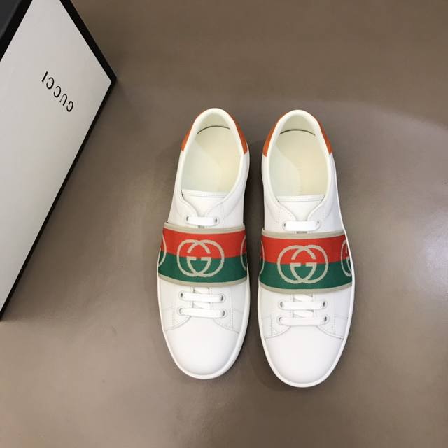 实价 Gucc* 经典小白鞋！代购级别，媲美正品无压力，意大利进口原版皮料，质感好到爆！套楦工艺，意大利进口头层羊皮内里，强烈推荐的好货，看对眼必须入，高品质绝