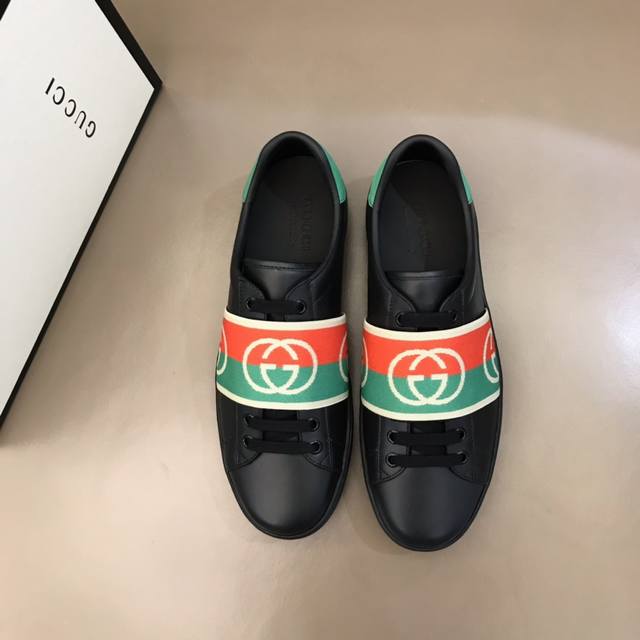 实价 Gucc* 经典小白鞋！代购级别，媲美正品无压力，意大利进口原版皮料，质感好到爆！套楦工艺，意大利进口头层羊皮内里，强烈推荐的好货，看对眼必须入，高品质绝