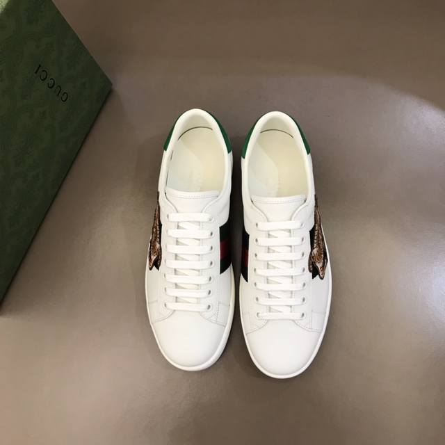 实价 Gucc* 经典小白鞋！代购级别，媲美正品无压力，意大利进口原版皮料，质感好到爆！套楦工艺，意大利进口头层羊皮内里，强烈推荐的好货，看对眼必须入，高品质绝