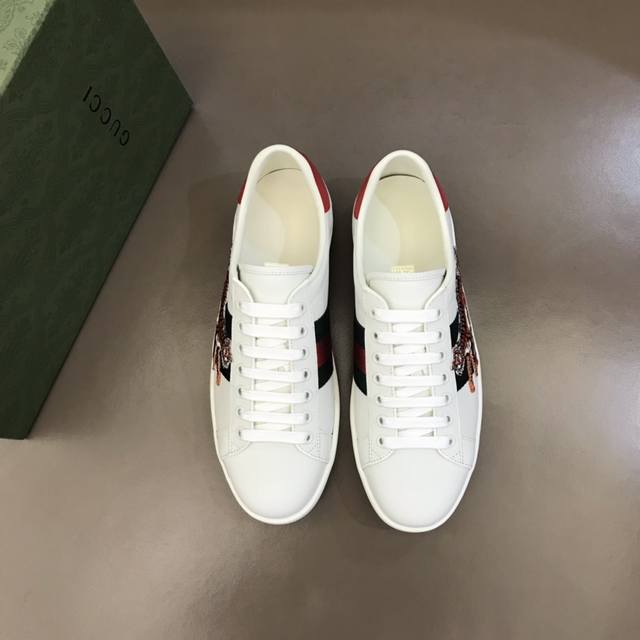 实价 Gucc* 经典小白鞋！代购级别，媲美正品无压力，意大利进口原版皮料， 质感好到爆！ 套楦工艺，意大利进口头层羊皮内里，强烈推荐的好货，看对眼必须入，高品