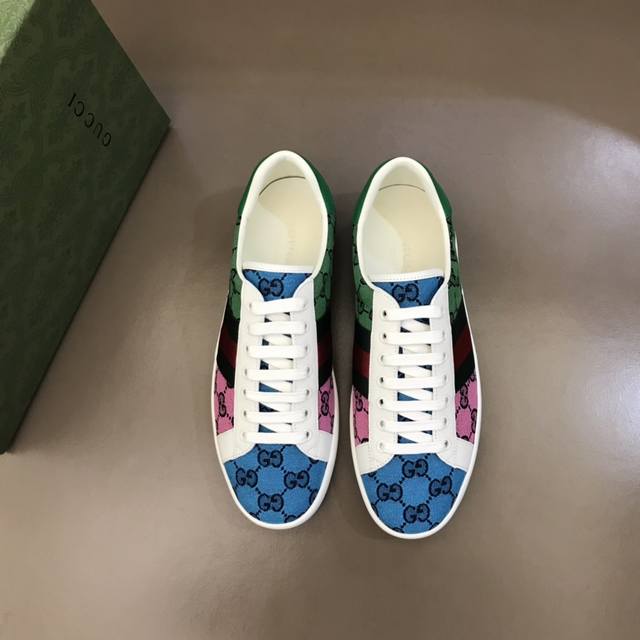实价 Gucc* 经典彩色帆布小白鞋！代购级别，媲美正品无压力，以经典双g字母交织图案为画布打造了许多富有想象力的，蓝色双g标识融合其他鲜艳明亮的色调，质感好到