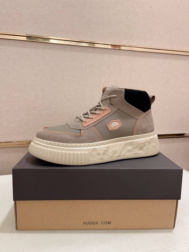 工厂价: 高端货 Ugg最新款 1：1品质，面料:欧洲进口牛皮高端品质头层牛皮 内里:羊毛内里，鞋底: 纯进口橡胶发泡大底 高端货，做工精细，潮流时尚 上脚非常