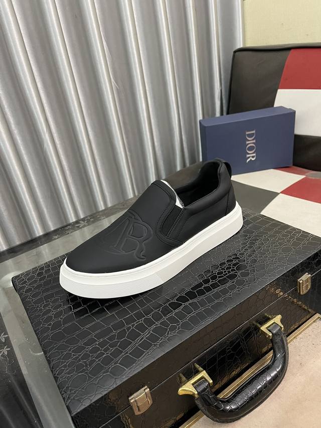 出厂价： Dior 迪奥中帮休闲运动鞋专柜同步上线延续 Di*R的经典款式 鞋面选用印花效果搭配原版牛皮革制作，“Cd Icon”造型的鞋带孔眼巧妙精致，双色橡