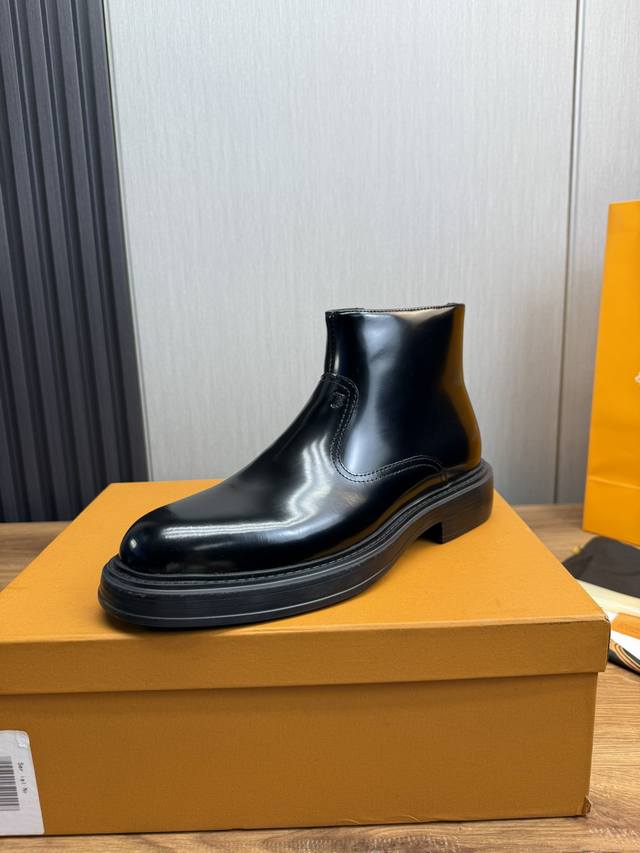 工厂价Tods.男士秋冬及踝靴，体现经典的优雅气质 高雅的外观搭配修长的版型，进口牛皮打造，舒适轻盈，套脚式穿脱方便，内里本染小牛皮，超轻发泡大底，后置提鞋环带