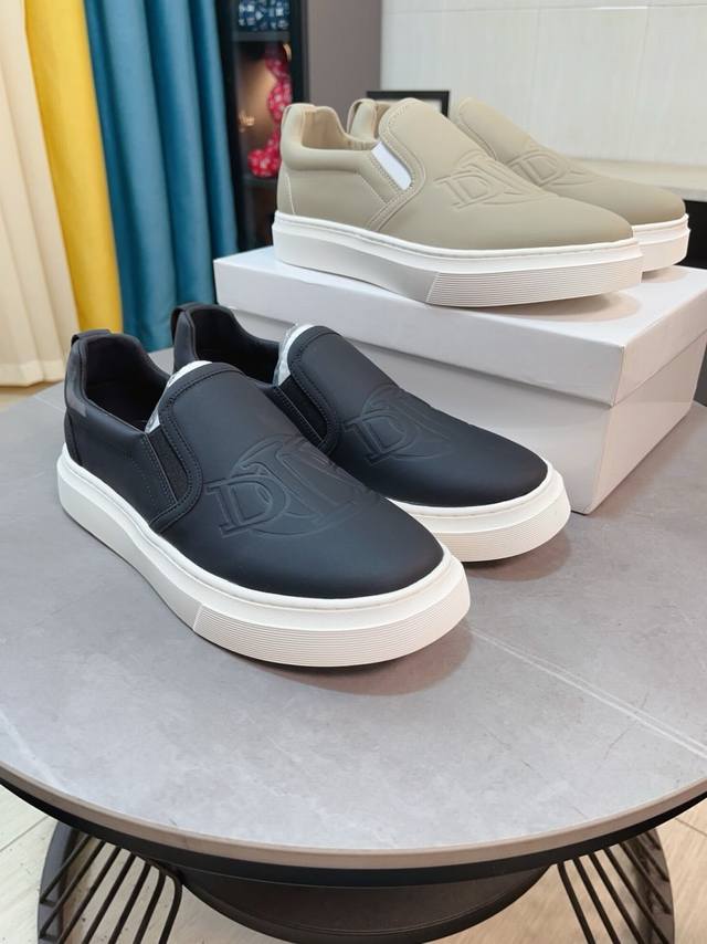 出厂价 Dior D家新品上市，进口小牛皮，经典菱格花纹压花，D家工艺，，高端大气上档次，上脚舒适，穿着百搭，立体感十足，2色可选 ，尺码：38-44 37.4