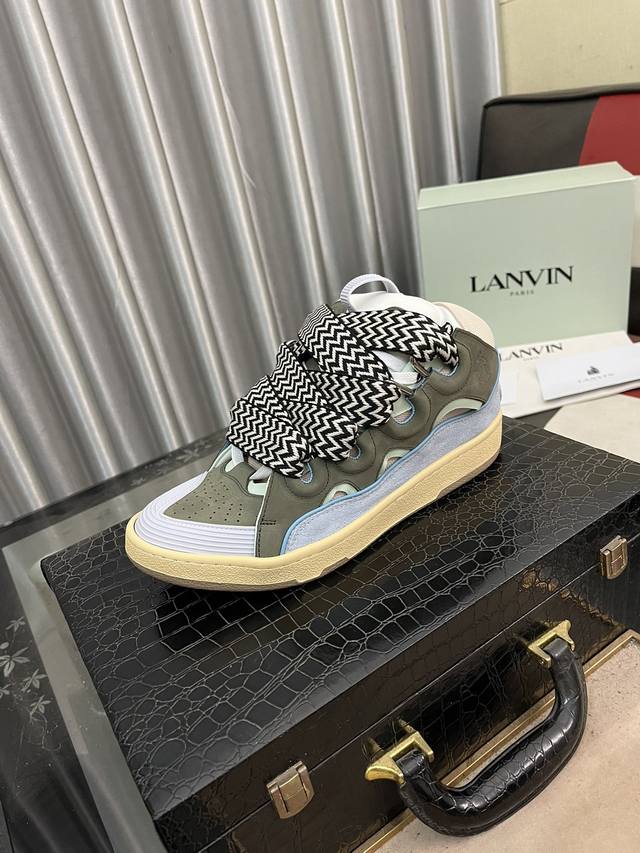 出厂价： 浪凡lanvin 限定系列；沉稳、笃定、活泼、经典与潮流、成熟与青春；诠释多面魅力组合构成一个五彩斑斓的艺术品浪凡情侣款面包鞋，运动鞋，德训鞋，高帮鞋
