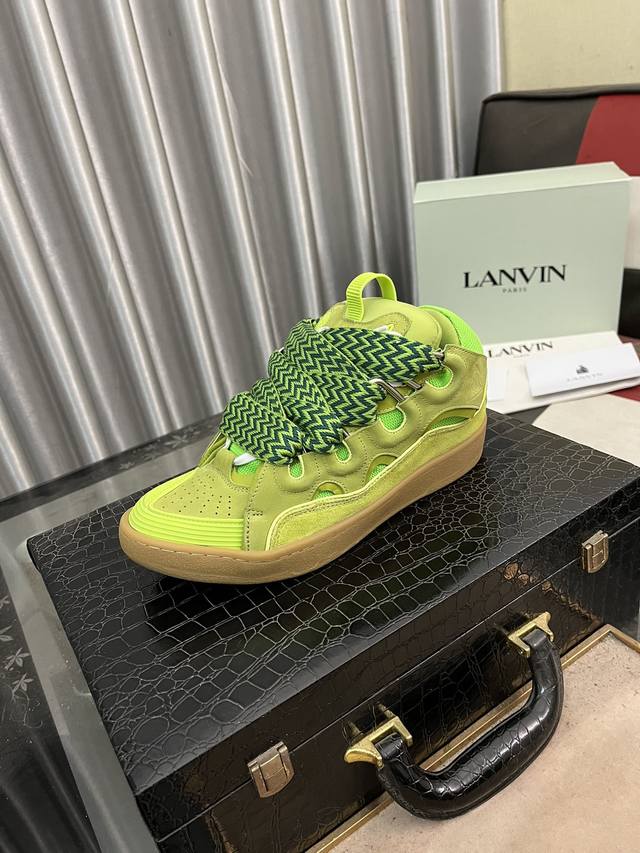 出厂价： 浪凡lanvin 限定系列；沉稳、笃定、活泼、经典与潮流、成熟与青春；诠释多面魅力组合构成一个五彩斑斓的艺术品浪凡情侣款面包鞋，运动鞋，德训鞋，高帮鞋