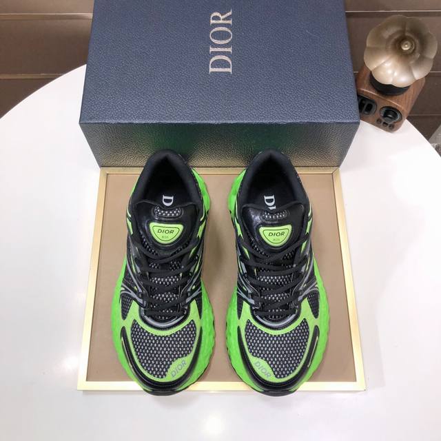 工厂批品牌：Dior 迪奥标准码：39-44 45.46定制等级：官网同款材料：顶级原版牛皮拼接而成 原版耐磨轻便大底款式类别：潮流时尚休闲鞋 尊贵奢侈品大牌元