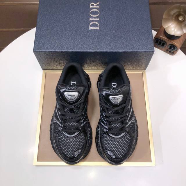 工厂批品牌：Dior 迪奥标准码：39-44 45.46定制等级：官网同款材料：顶级原版牛皮拼接而成 原版耐磨轻便大底款式类别：潮流时尚休闲鞋 尊贵奢侈品大牌元