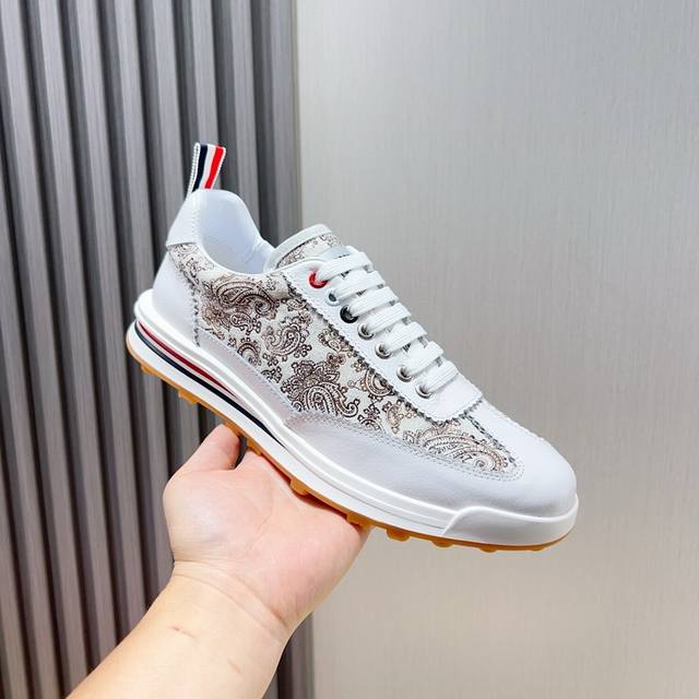 工厂 Thom Browne 汤姆 布朗 New York 汤姆再上爆款！这个邪魅酷感的新锐品牌 让我们在这个夏天有了放松 时髦 个性的新选择 Tb白鞋风暴.鞋