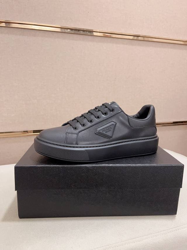 工厂价: Prada～普拉达 潮流新款上市 官网同款 专柜品质 原版搭配 进口精选头层牛皮 舒适透气羊皮内里 做工精细 用料上层 100%纯牛皮打造 原版楦型