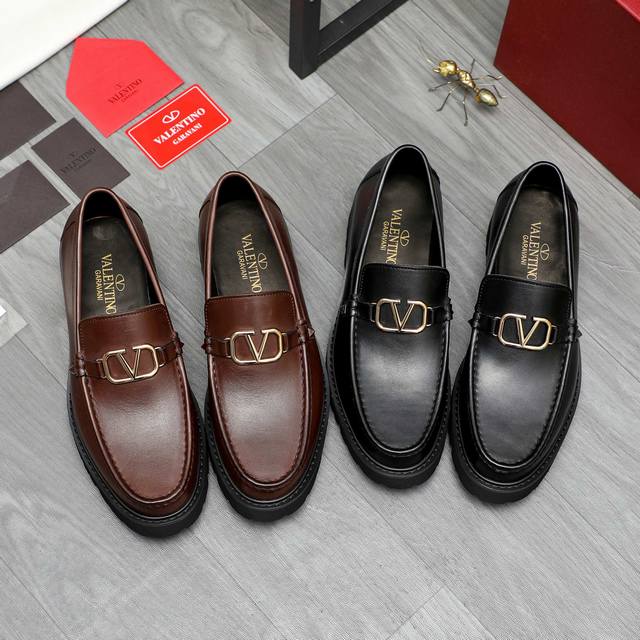 商品商标：Valentino 华伦天奴 商务套脚皮鞋正码码数: 39－45商品材料：精选 牛皮鞋面 羊皮内里 橡胶防滑大底