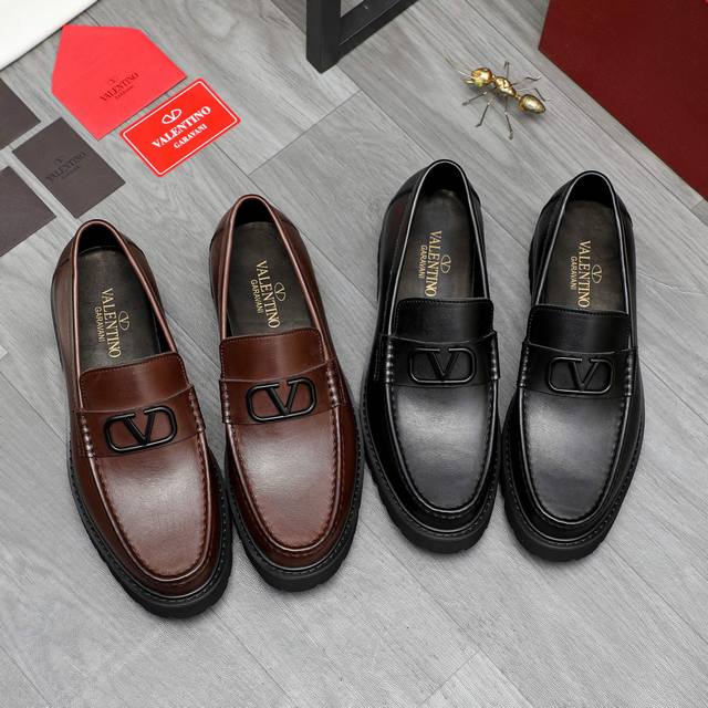 商品商标：Valentino 华伦天奴 商务套脚皮鞋正码码数: 39－45商品材料：精选 牛皮鞋面 羊皮内里 橡胶防滑大底