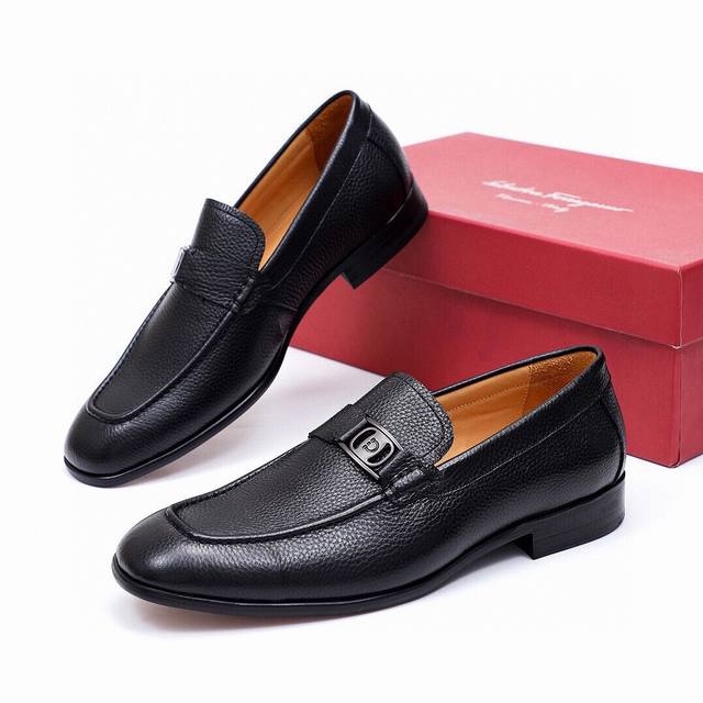 商品商标：Ferragamo 菲拉格慕 休闲皮鞋正码码数: 38-44 45订的制商品材料：精选 进口头层荔枝纹牛皮鞋面+奢华五金扣，进口水染牛皮内里 强烈立体