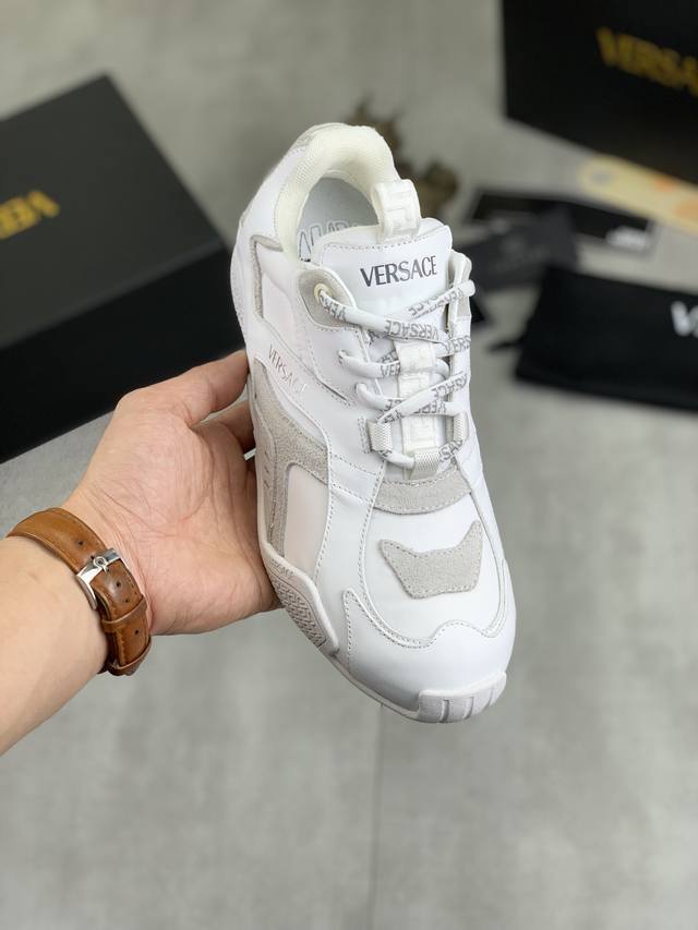 工厂价 实价 高品质 明星同款露思同款versace 全新推出的一款 Sneakers : Galaxia来自范思哲ss25的超轻德训 脚感无敌好男女都可，百搭