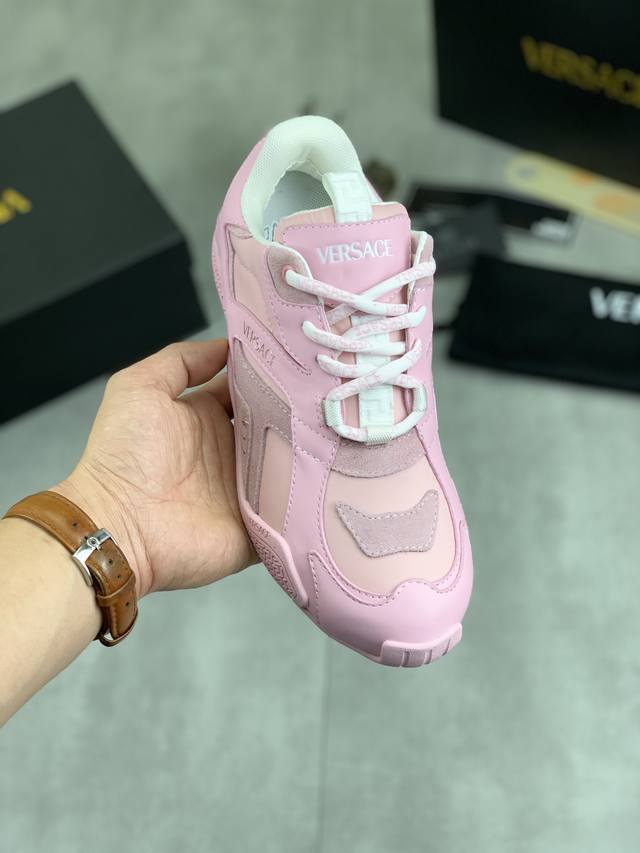 工厂价 实价 高品质 明星同款露思同款versace 全新推出的一款 Sneakers : Galaxia来自范思哲ss25的超轻德训 脚感无敌好男女都可，百搭
