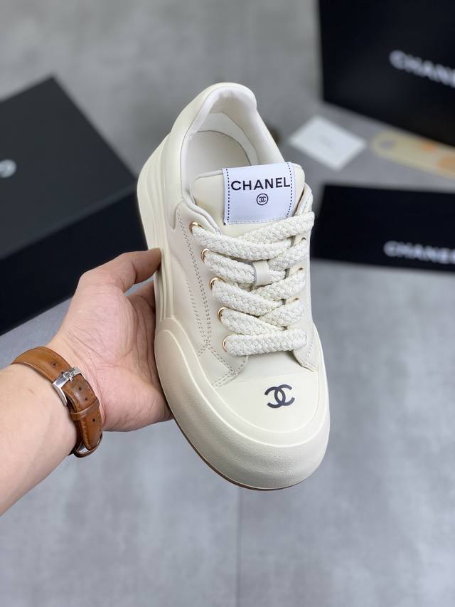 工厂价 实价 高品质 Chanel 25K 春季专柜新款 天花板顶级品质这款靴子真的是小个子福星，厚底5Cma 更精致一点菱格，显腿瘦，关键是上脚很舒服鞋面：进