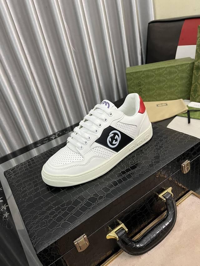 出厂价: 古奇休闲鞋 Gucci 新款休闲鞋，官网1:1、鞋面古奇印花材质 透气舒适内里高品质 完美做工 透射出一种尊贵奢华，于古奇高端超凡工艺中升华其奢侈定义