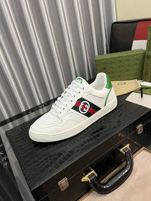 出厂价: 古奇休闲鞋 Gucci 新款休闲鞋，官网1:1、鞋面古奇印花材质 透气舒适内里高品质 完美做工 透射出一种尊贵奢华，于古奇高端超凡工艺中升华其奢侈定义