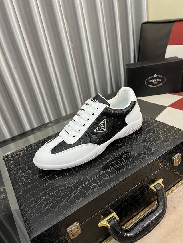 出厂价： Prada 普拉达 原版新款休闲鞋；进口原版牛皮 最细腻柔软的牛皮，质量最高，光泽 手感 皮面等指标一流 牛皮内里；原版开模大底 轻便柔软 贴合脚掌
