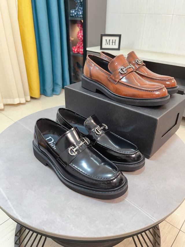 出厂价 高端 Dior 迪奥正装休闲皮鞋 鞋面进口开边珠 黑色水染牛皮内里 吸汗防臭 意大利原版真皮大底 做工细节无可挑剔 简约经典时尚百搭 黑色 酒红色38-