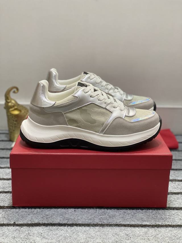出厂价 实价 高端精品-华伦天奴！最新时装周走秀情，张艺兴等众网红明星同款原版购入一比一制作，垫脚采用华伦天奴专用垫上，重磅来袭.经典最具特色面料采用高端头层牛