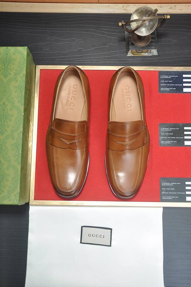 出厂价 意大利顶级奢侈男鞋巨头 Gucci 古奇 全牛皮内里 新款报到原汁原味的欧式风格 赏心悦目为了让鞋子更加耐用不变形制作继续沿用传统做法 但仍然不乏创新皮