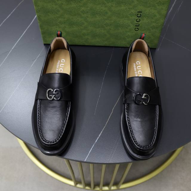 出厂价: 牛里品牌：古奇gucci尺码：38-44 45可定制等级： 专柜经典款材料： 原版软牛皮鞋面 舒适牛皮内里 原版轻便大底款式类别：商务休闲套脚 驾车皮