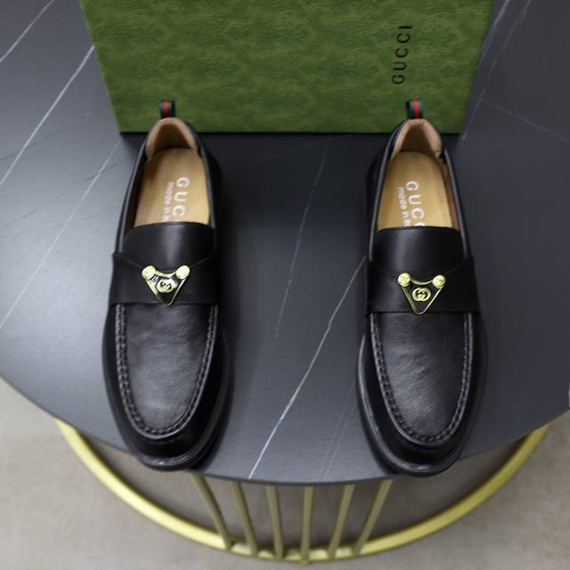 出厂价: 牛里品牌：古奇gucci尺码：38-44 45可定制等级： 专柜经典款材料： 原版软牛皮鞋面 舒适牛皮内里 原版轻便大底款式类别：商务休闲套脚 驾车皮