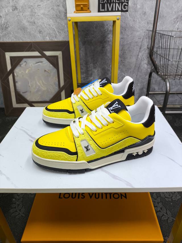 Lv-路易威登 经典款运动休闲鞋时下新品，采用牛皮配品牌印花面料舒适真皮内里 完美楦型，大方时尚的设计，吸引了众多消费者的追捧，码数：38-44 38、45定做