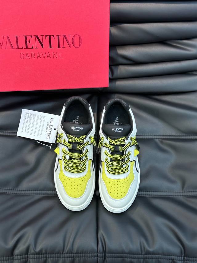 工厂价: Valentin* 华伦天 *One Stud系列厚底增高运动鞋，简约明快构造清爽新潮穿搭！衍缝格纹与超大铆钉，打造瞩目朋克风格，考究皮质构塑和简洁轮
