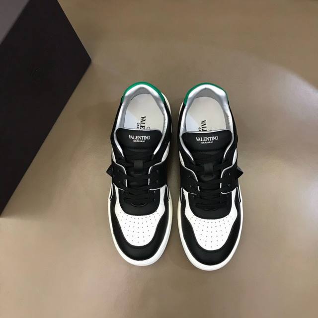 工厂价: Valentin* 华伦天 *One Stud系列厚底增高运动鞋，简约明快构造清爽新潮穿搭！衍缝格纹与超大铆钉，打造瞩目朋克风格，考究皮质构塑和简洁轮