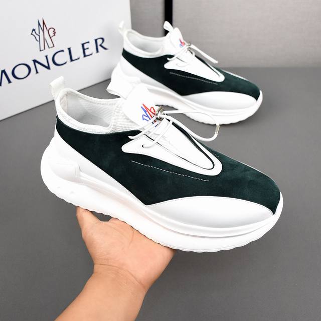 Moncler蒙口男士户外系带运动鞋，具有舒适防滑性能，专为户外跑步或都市漫步而设 兼备创新、功能性与图形细节于一体，从高山氛围汲取灵感，诠释潮流时尚 多种原版