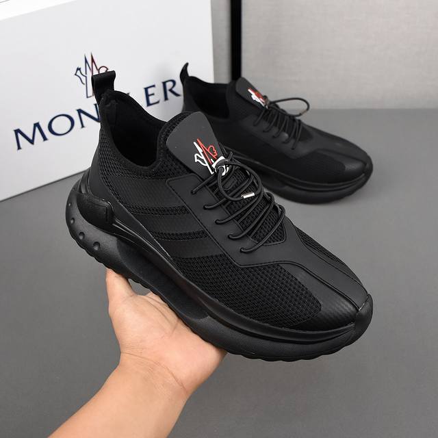 Pp Moncler蒙口男士户外系带运动鞋，具有舒适防滑性能，专为户外跑步或都市漫步而设 兼备创新、功能性与图形细节于一体，从高山氛围汲取灵感，诠释潮流时尚 多