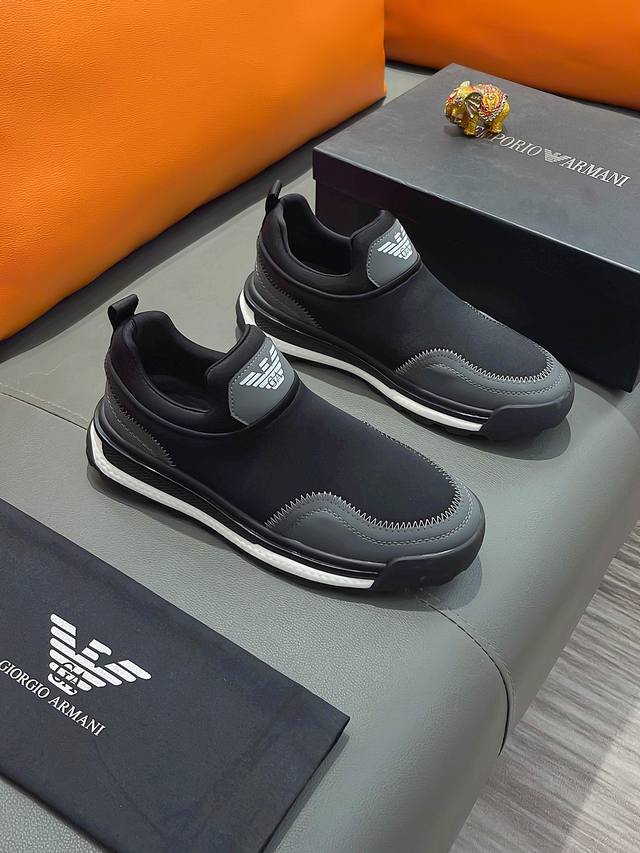 商品名称：Armani 阿玛尼正规码数: 38-44 套脚鞋商品材料：精选 牛皮配弹力布鞋面，柔软羊皮垫脚；原厂特供大底